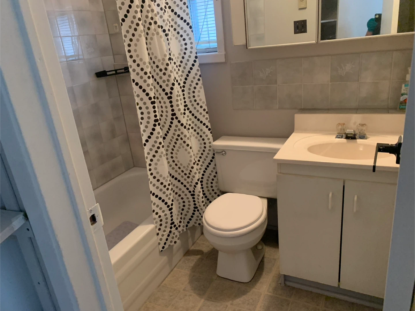1 bedroom Apt. SHARED OR PRIVATE ACCOMODATION-Alderwood - photo 5
