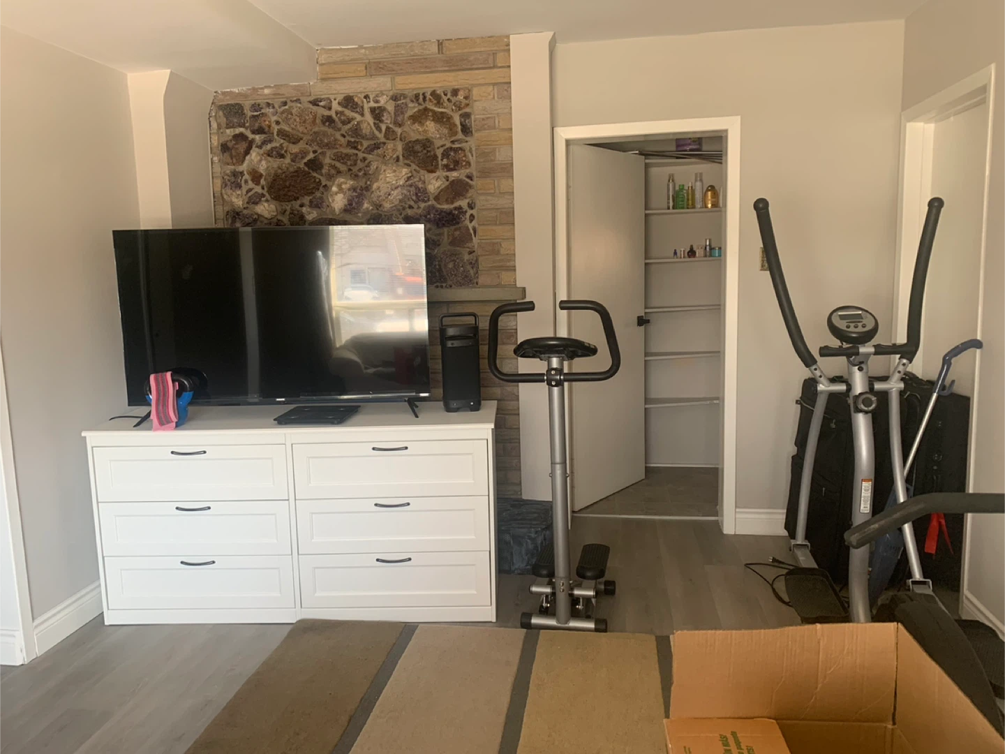 1 bedroom Apt. SHARED OR PRIVATE ACCOMODATION-Alderwood - photo 4