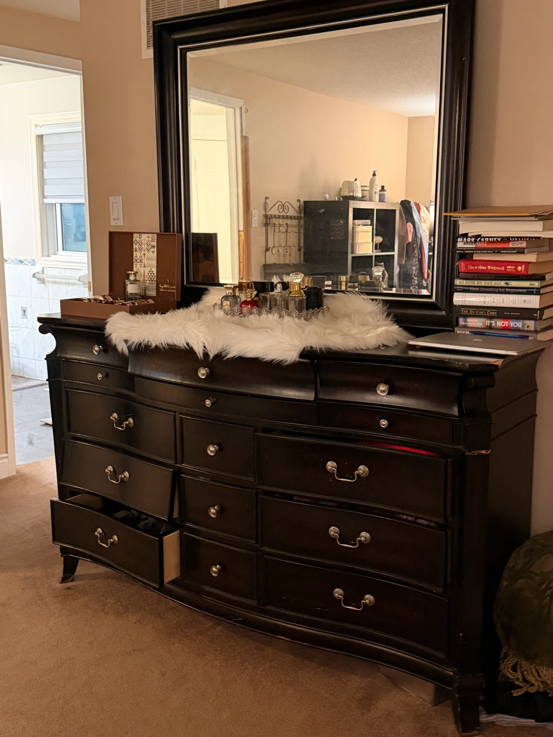 Beautiful king-size bedroom set in great condition. - photo 2