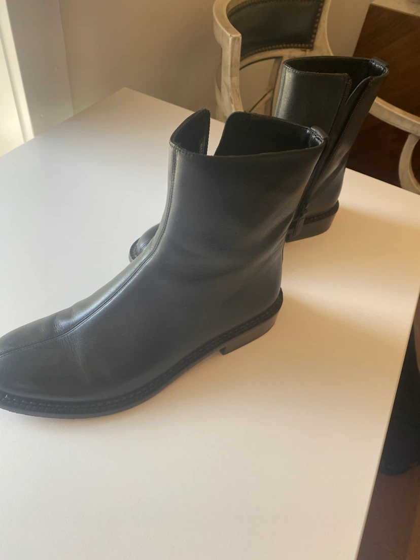 Vince. Black Leather Ankle Boots