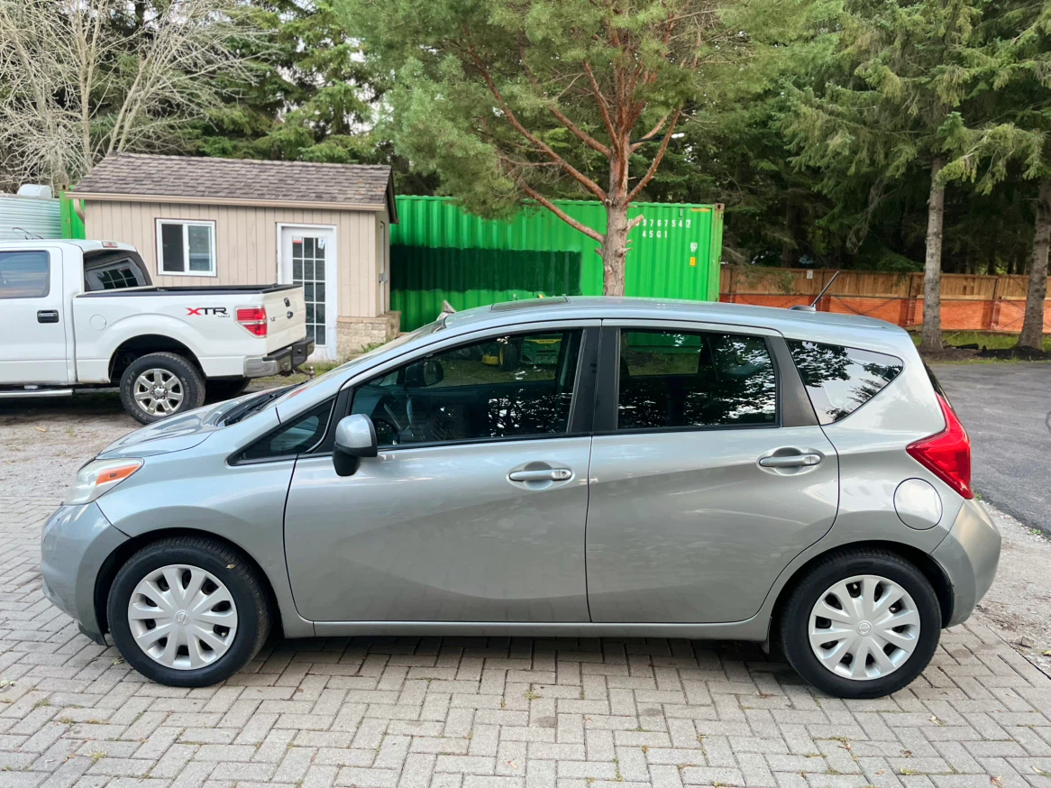 2014 Nissan Versa SV Hatchback - photo 2