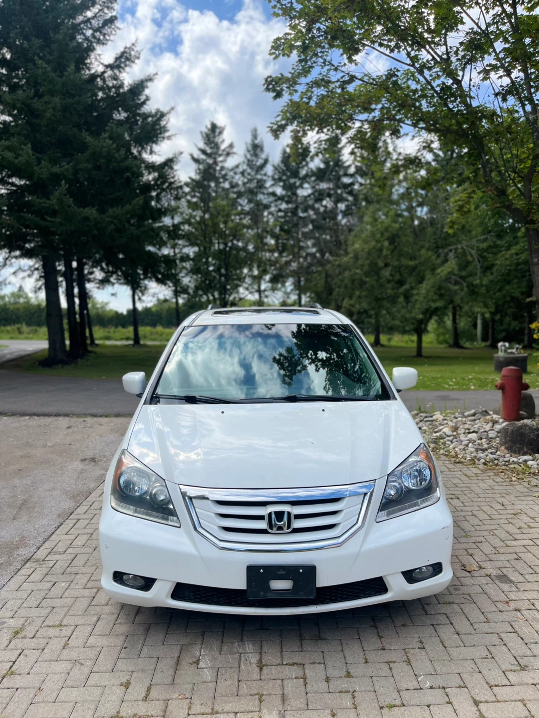 2010 White Honda Odyssey Touring Minivan