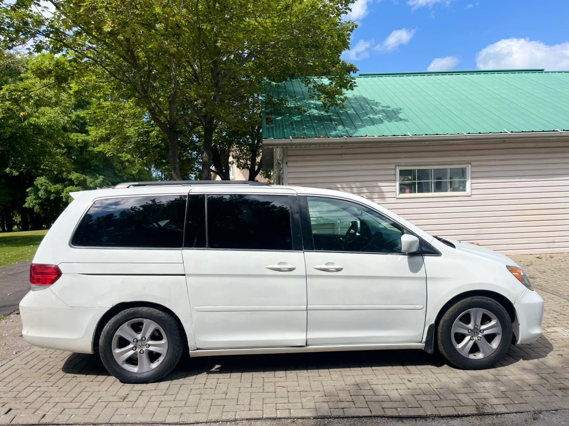 2010 White Honda Odyssey Touring Minivan - photo 4