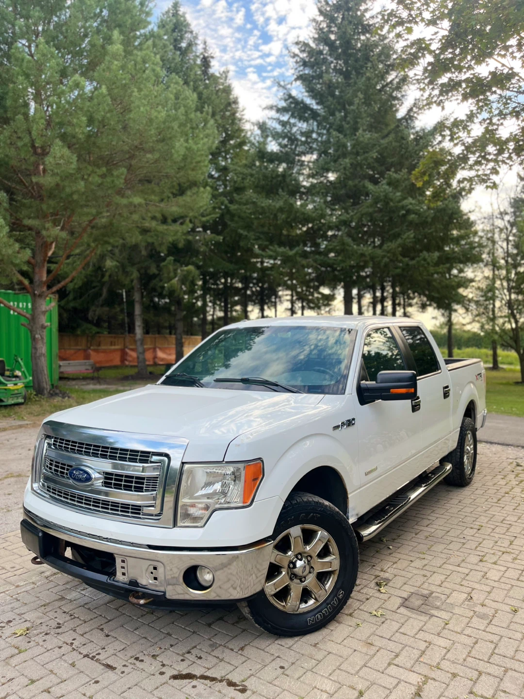 White Ford F-150 XTR SuperCrew 4x4 - photo 2