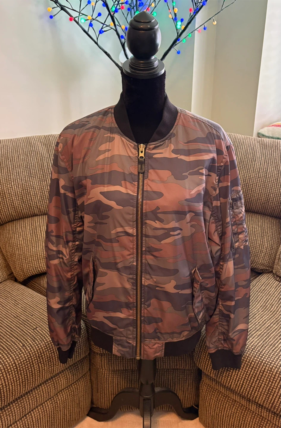 ✨✨American Eagle Outfitters Camo Bomber Jacket