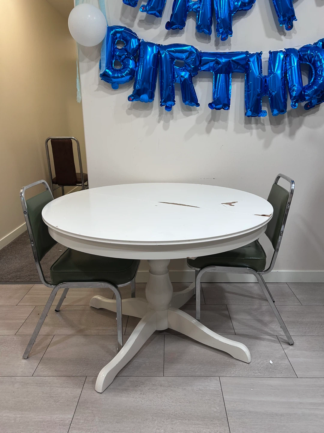 White Round Pedestal Dining Table with 2 Chairs - photo 2