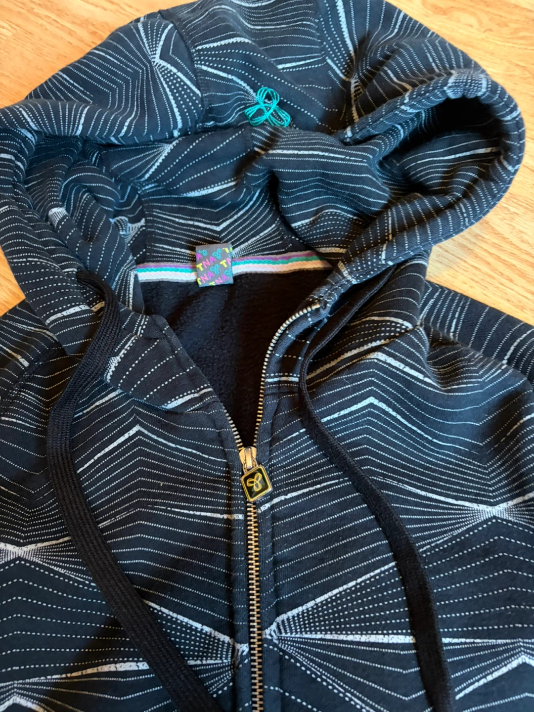 Aritzia TNA Black& White Graphic Geometric Zip-Up Hoodie - photo 3
