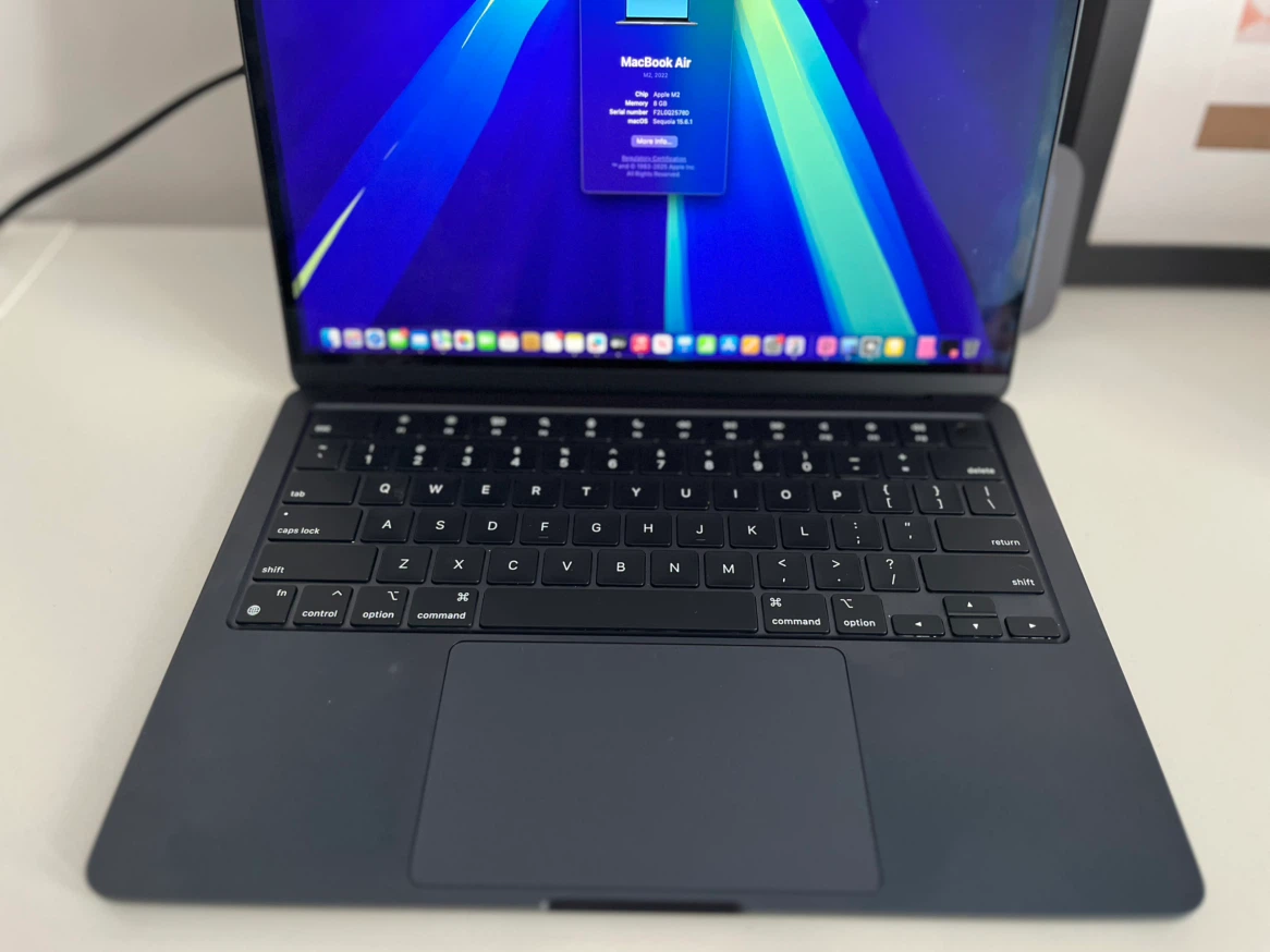 2022 Apple MacBook Air M2 - 8GB / 256GB - Midnight