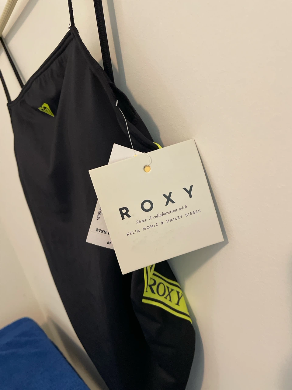 Calling all FASHIONISTAS … Roxy Black Swimsuit (NWT) - photo 2