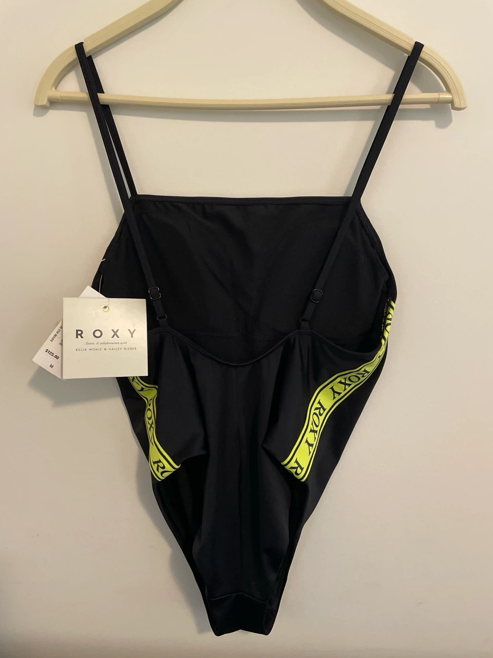 Calling all FASHIONISTAS … Roxy Black Swimsuit (NWT) - photo 3