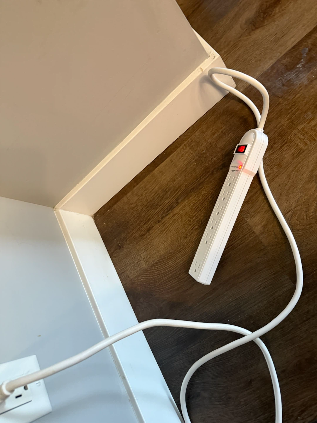 Amazon Basics 6-Outlet Surge Protector Power Strip - photo 5