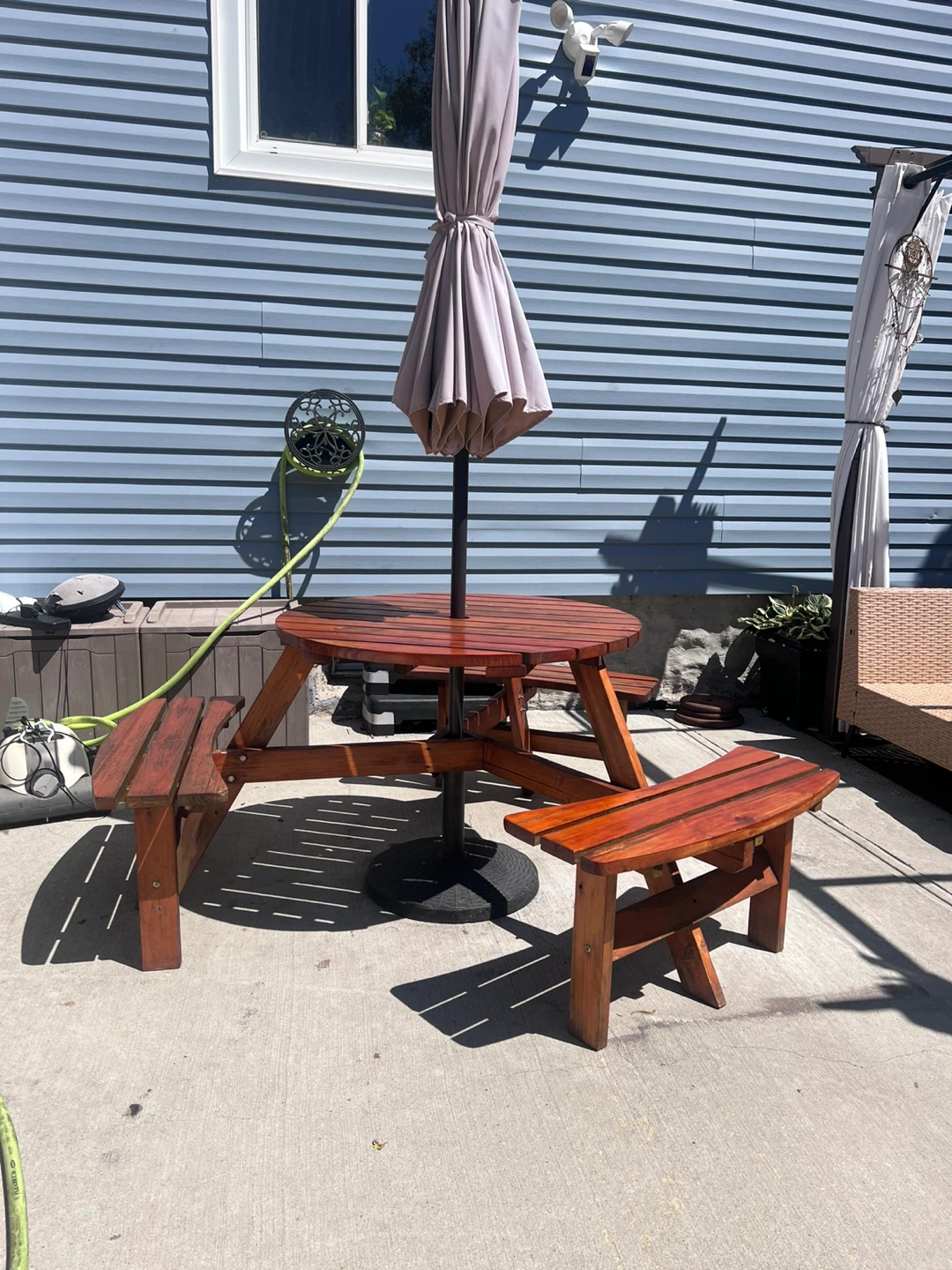 ☀️ Great Condition Round Picnic Table & Matching Umbrella ☀️