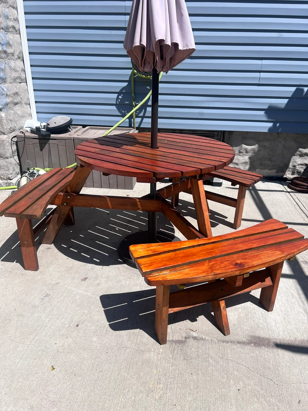 ☀️ Great Condition Round Picnic Table & Matching Umbrella ☀️ - photo 2