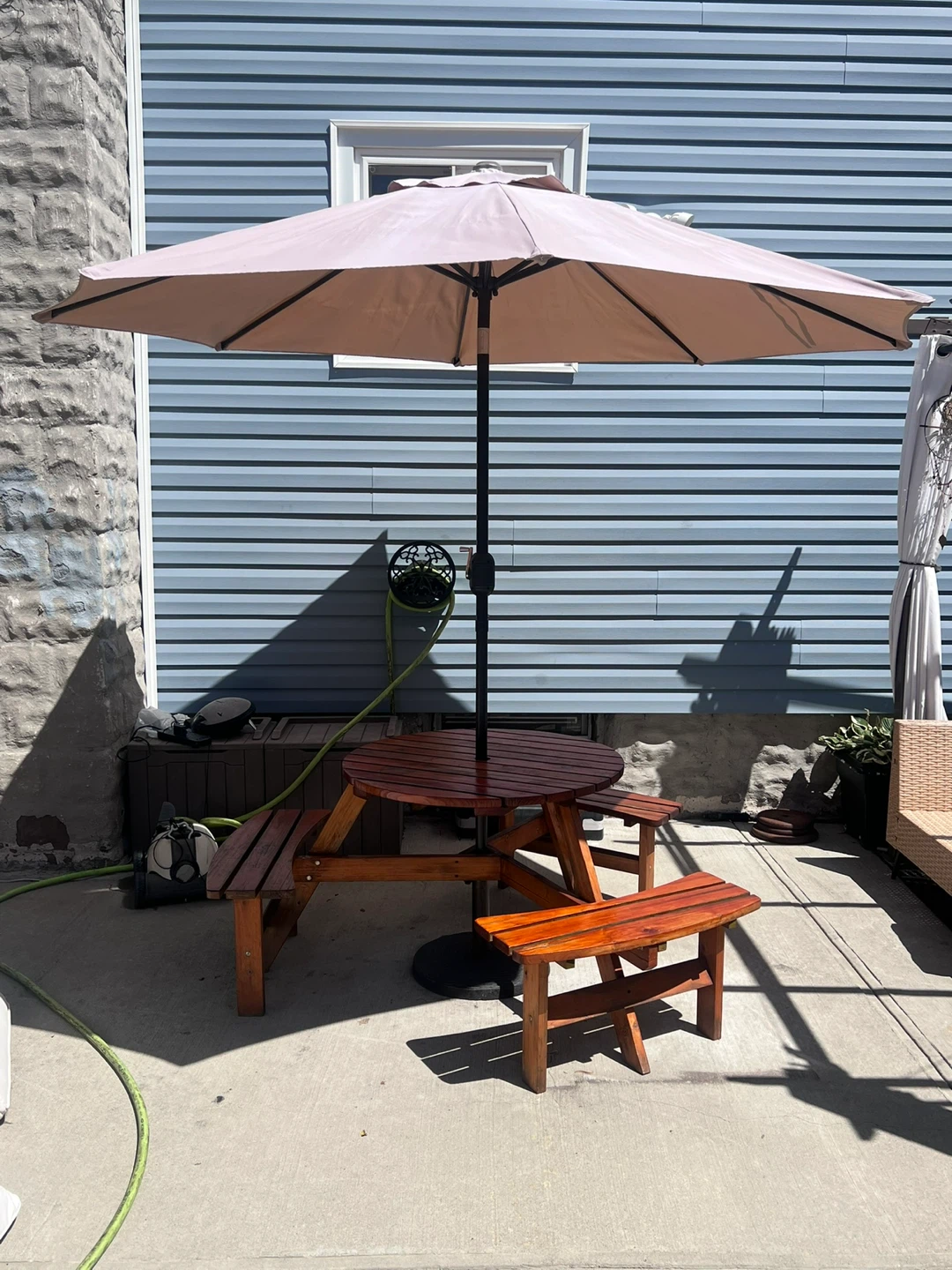 ☀️ Great Condition Round Picnic Table & Matching Umbrella ☀️ - photo 3