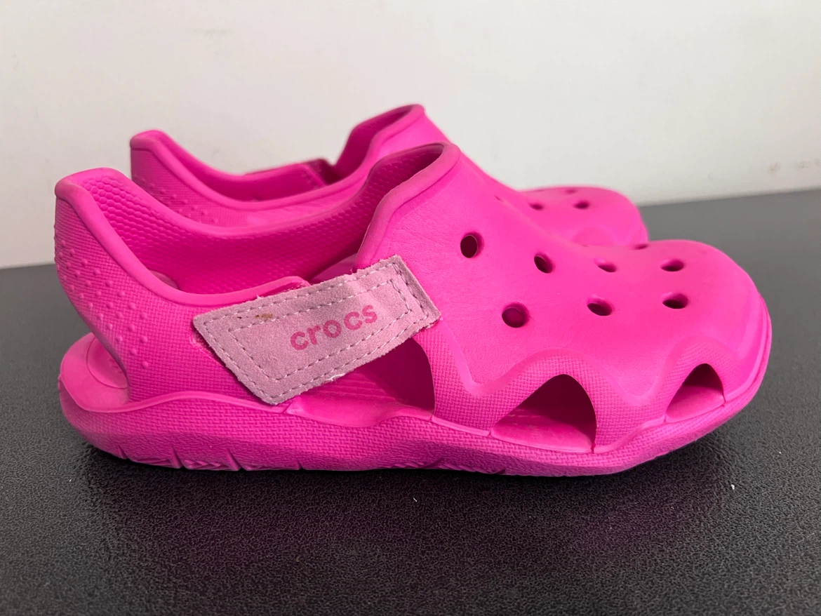 Crocs Swiftwater Wave Kids Sandals – J2 – Electric Pink 💗