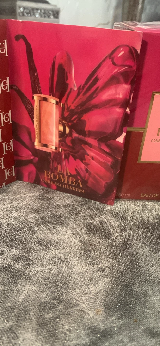 Carolina Herrera La Bomba Eau de Parfum 2.7 FL OZ (2 boxes) - photo 3