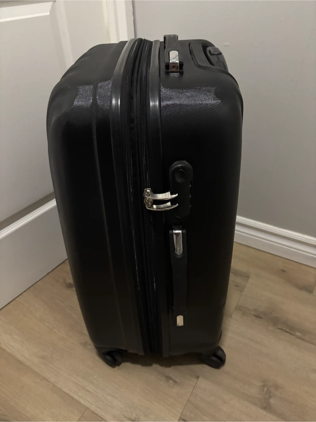 Black Hardside Spinner Suitcase - photo 3