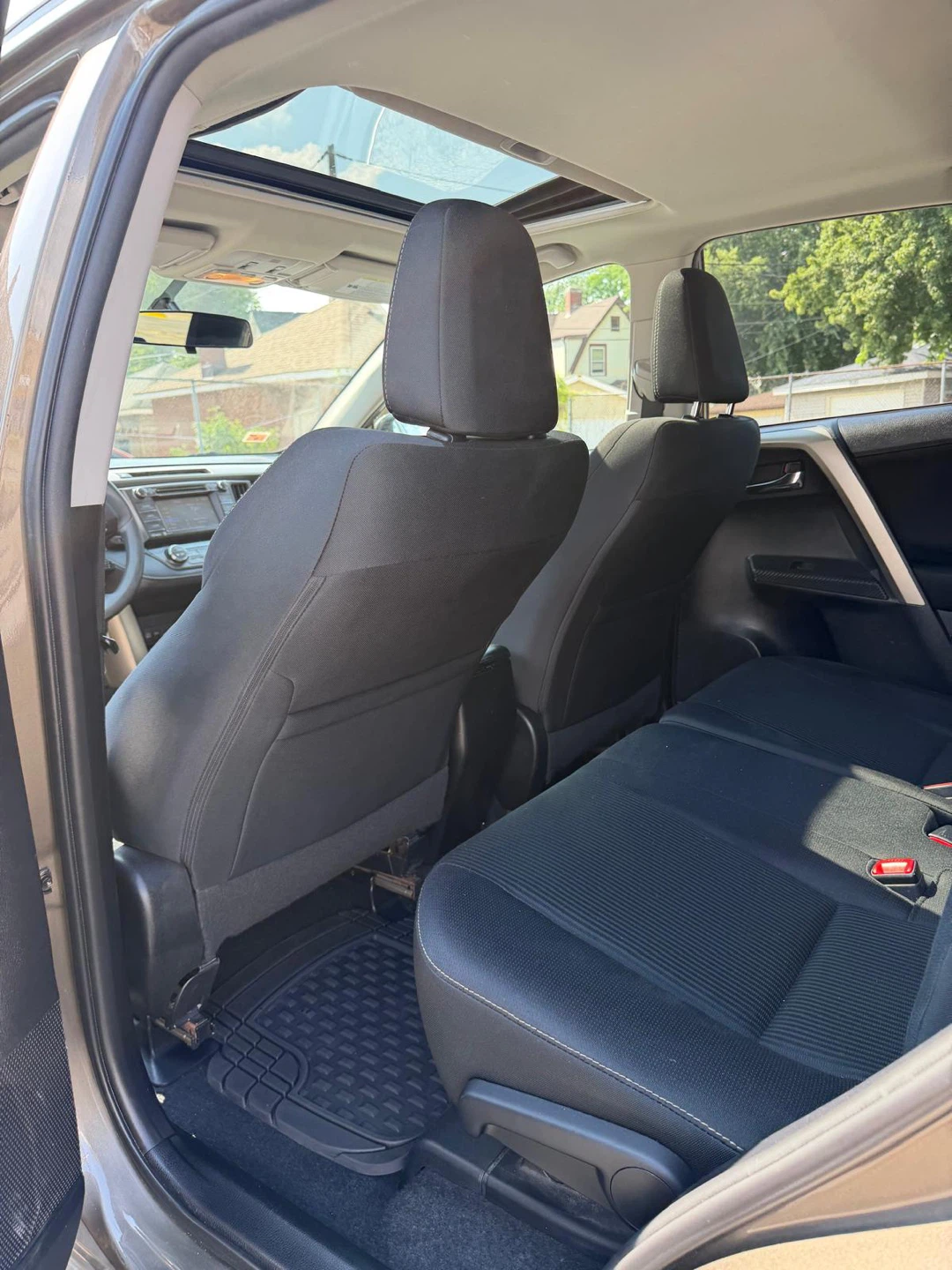 Toyota RAV4 Interior - Black Seats & Sunroof - photo 2