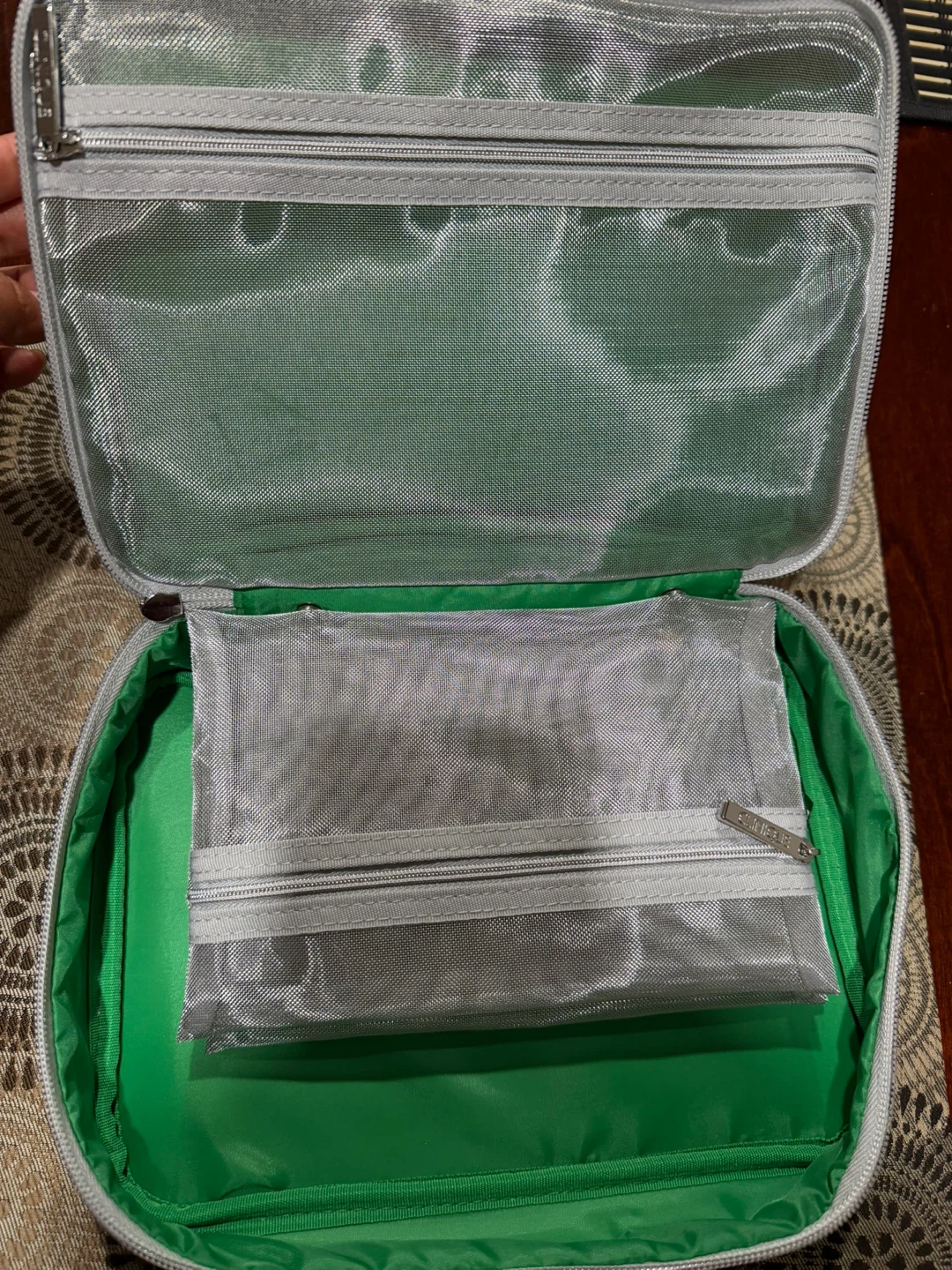 Clinique Silver Cosmetic Bag - photo 3