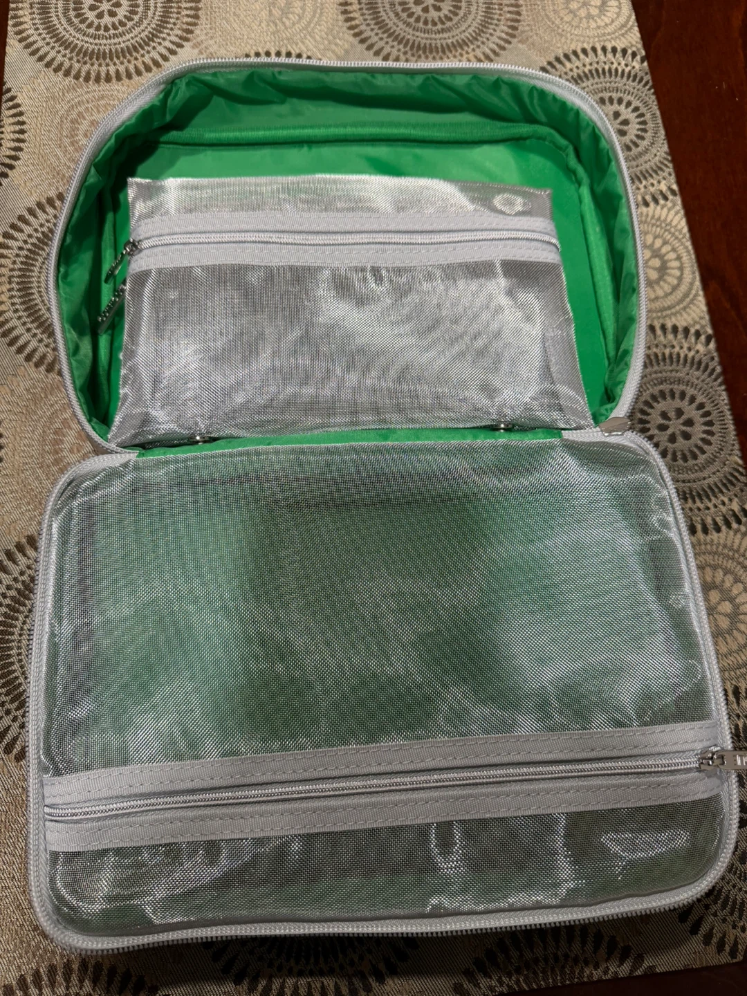 Clinique Silver Cosmetic Bag - photo 4
