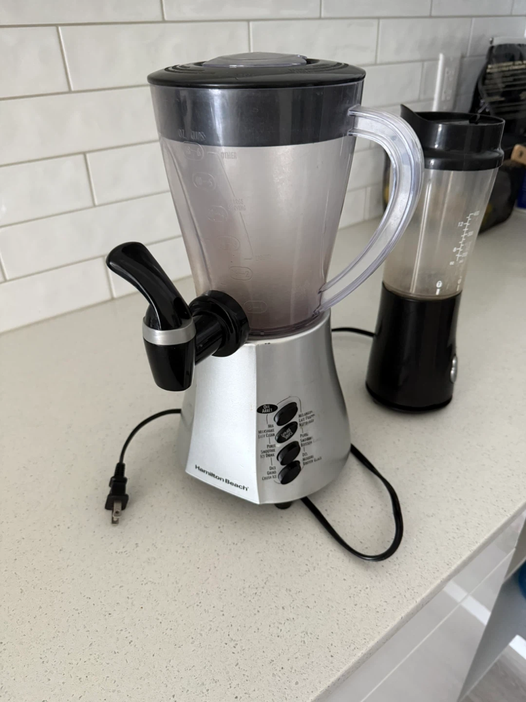 Moving out sale - Hamilton Beach Blender with Dispenser - photo 3