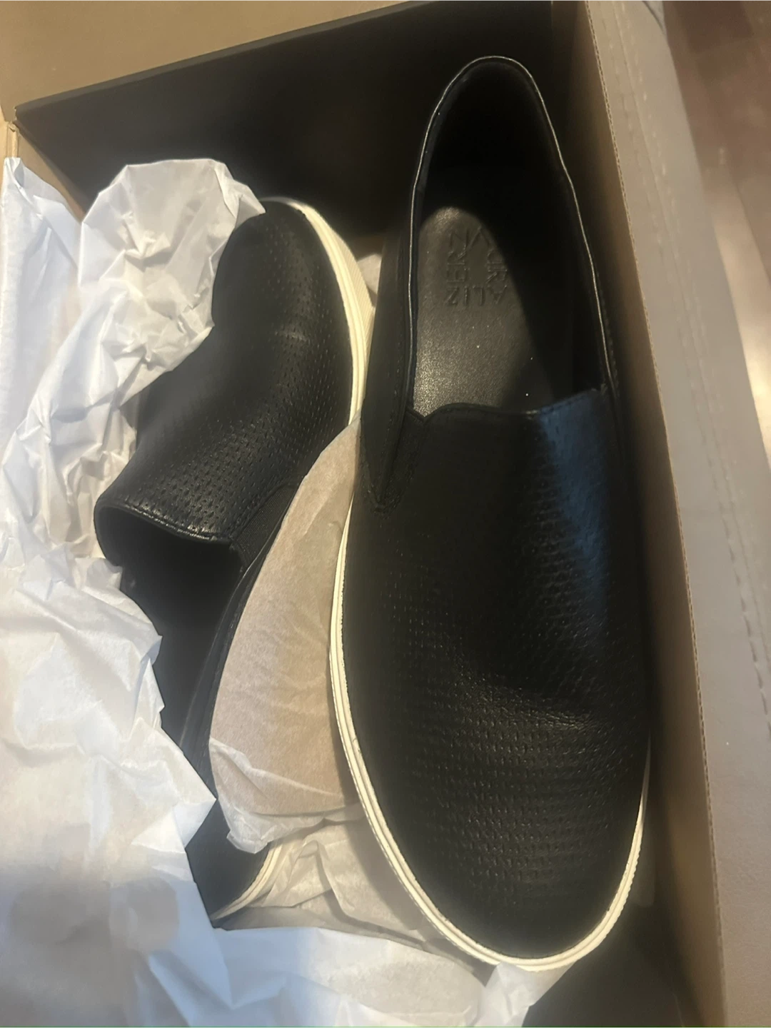 New Naturalizer Sneakers - Black Leather - Size 10 - photo 2