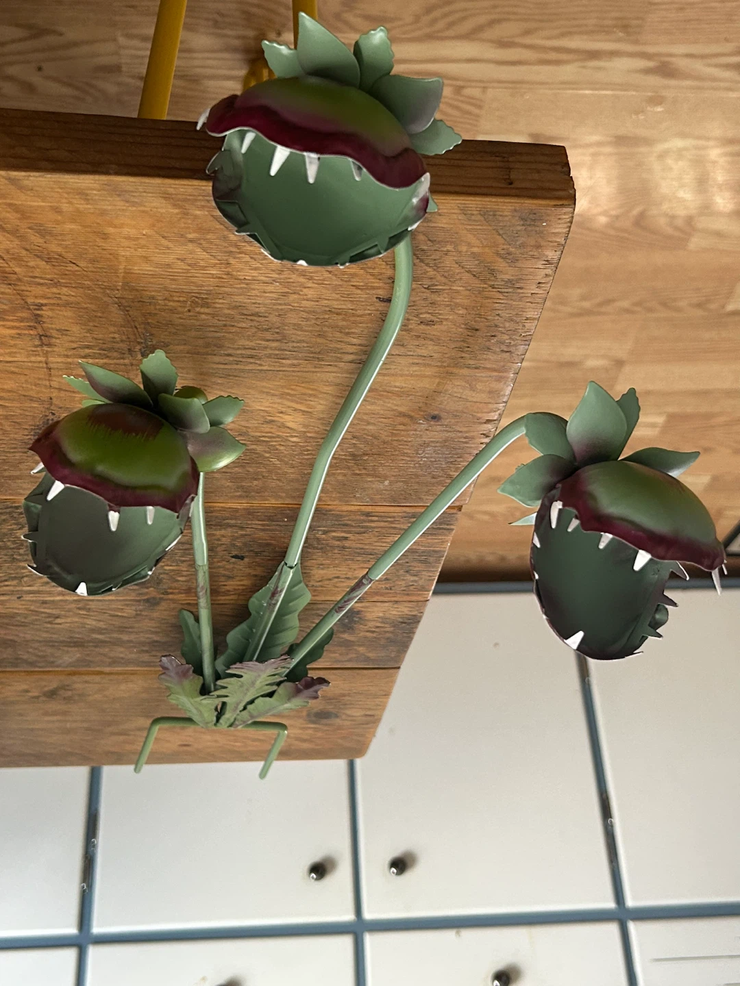 Painted Metal Venus Fly Trap Garden Decoration - photo 2