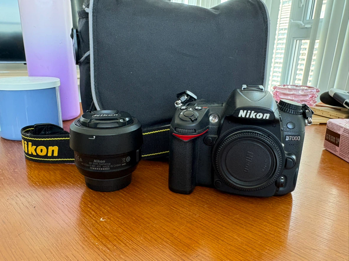 Nikon D7000 DSLR + 35mm NIKKOR lens + 2x microSD cards and bag