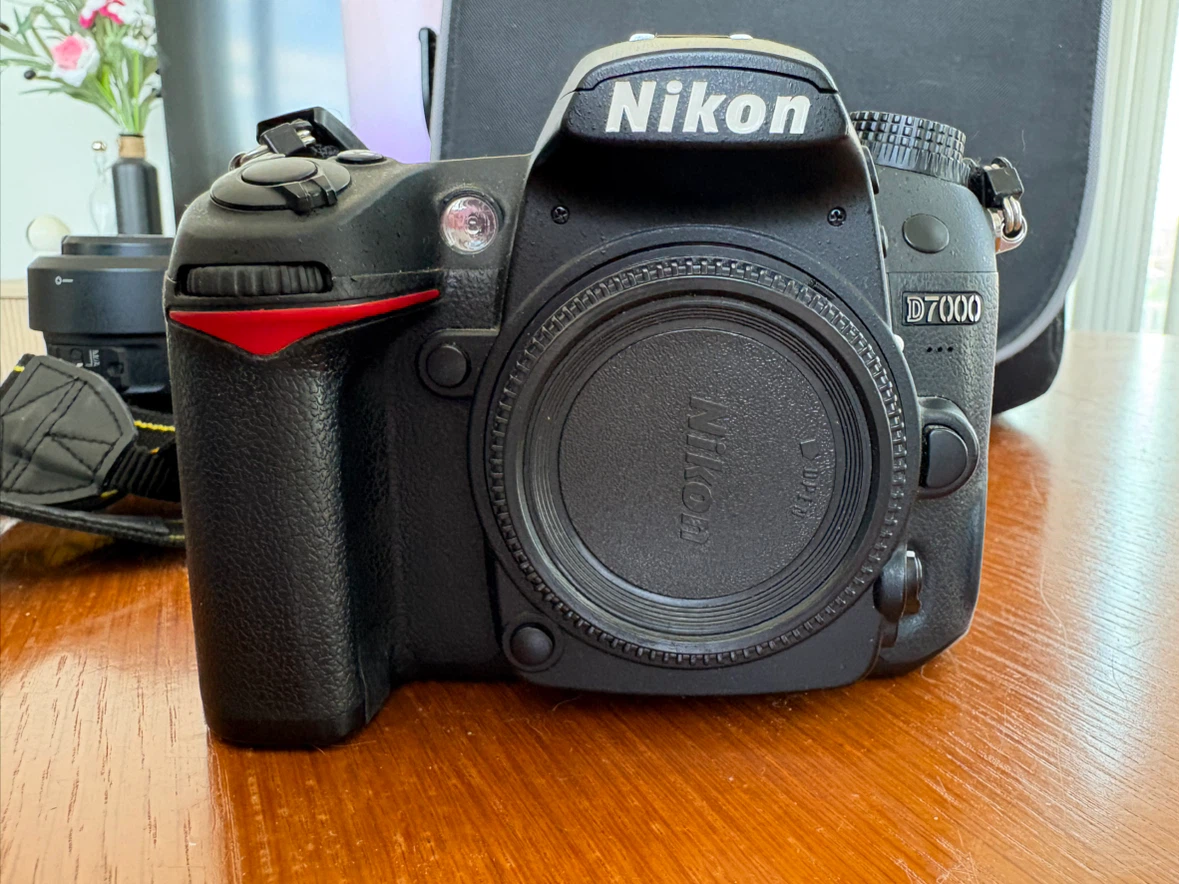 Nikon D7000 DSLR + 35mm NIKKOR lens + 2x microSD cards and bag - photo 3