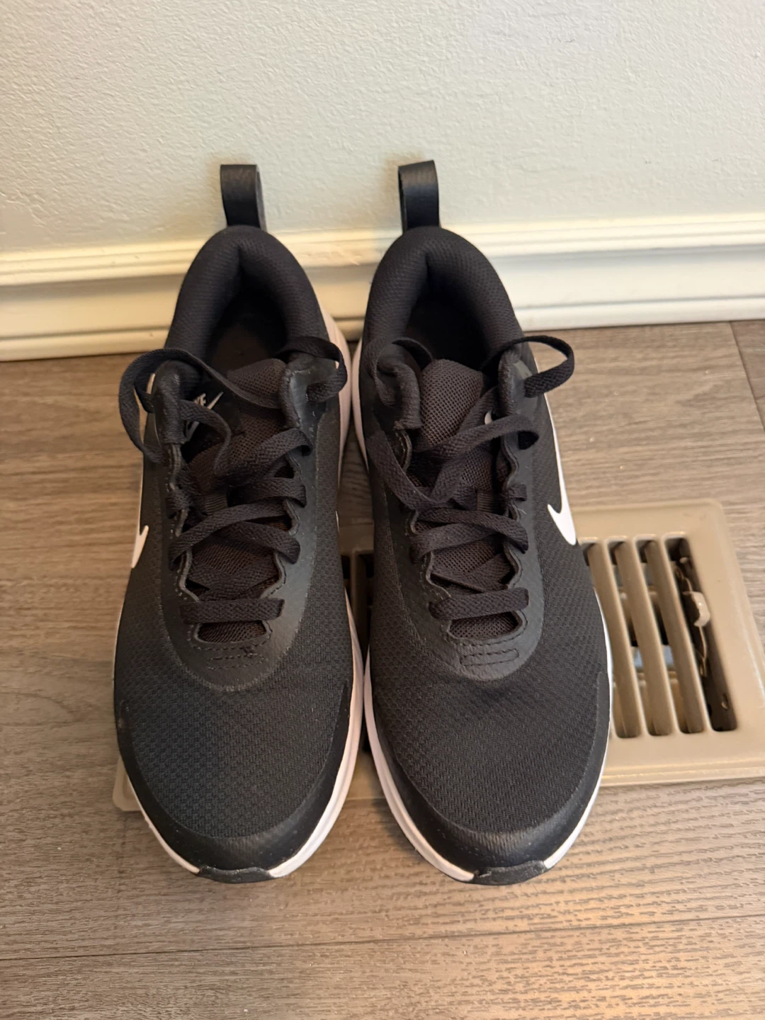 Nike Black & White Sneakers –Women’s Size 7.5 - photo 4