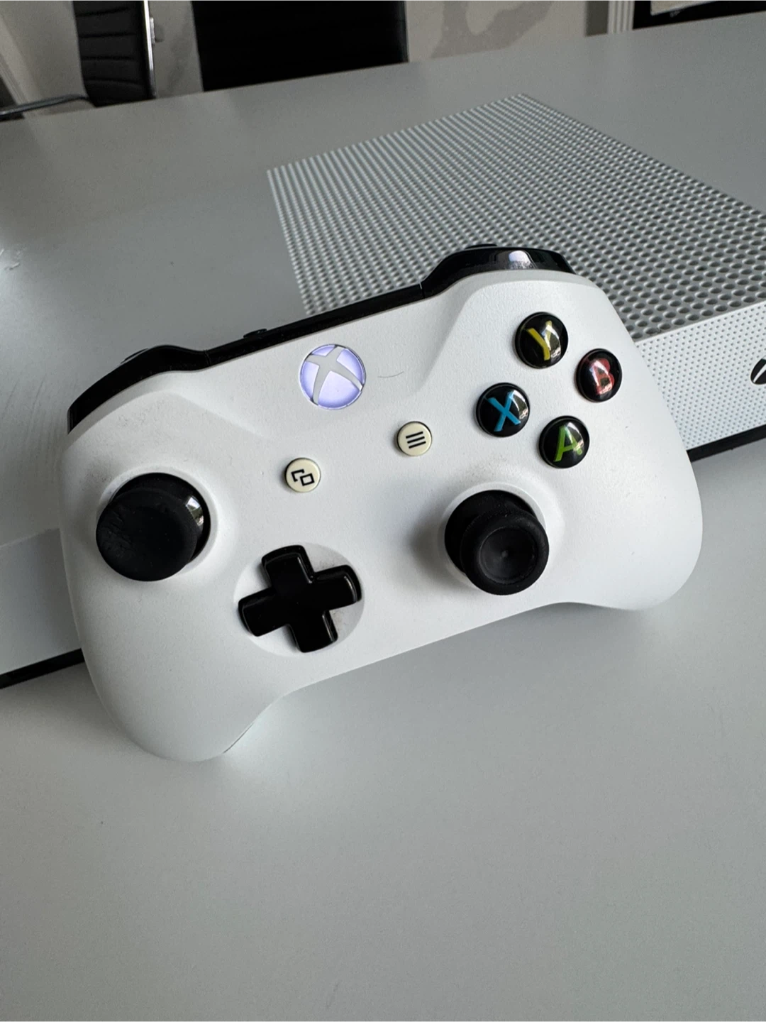 Xbox One S 1TB Digital Edition - photo 2