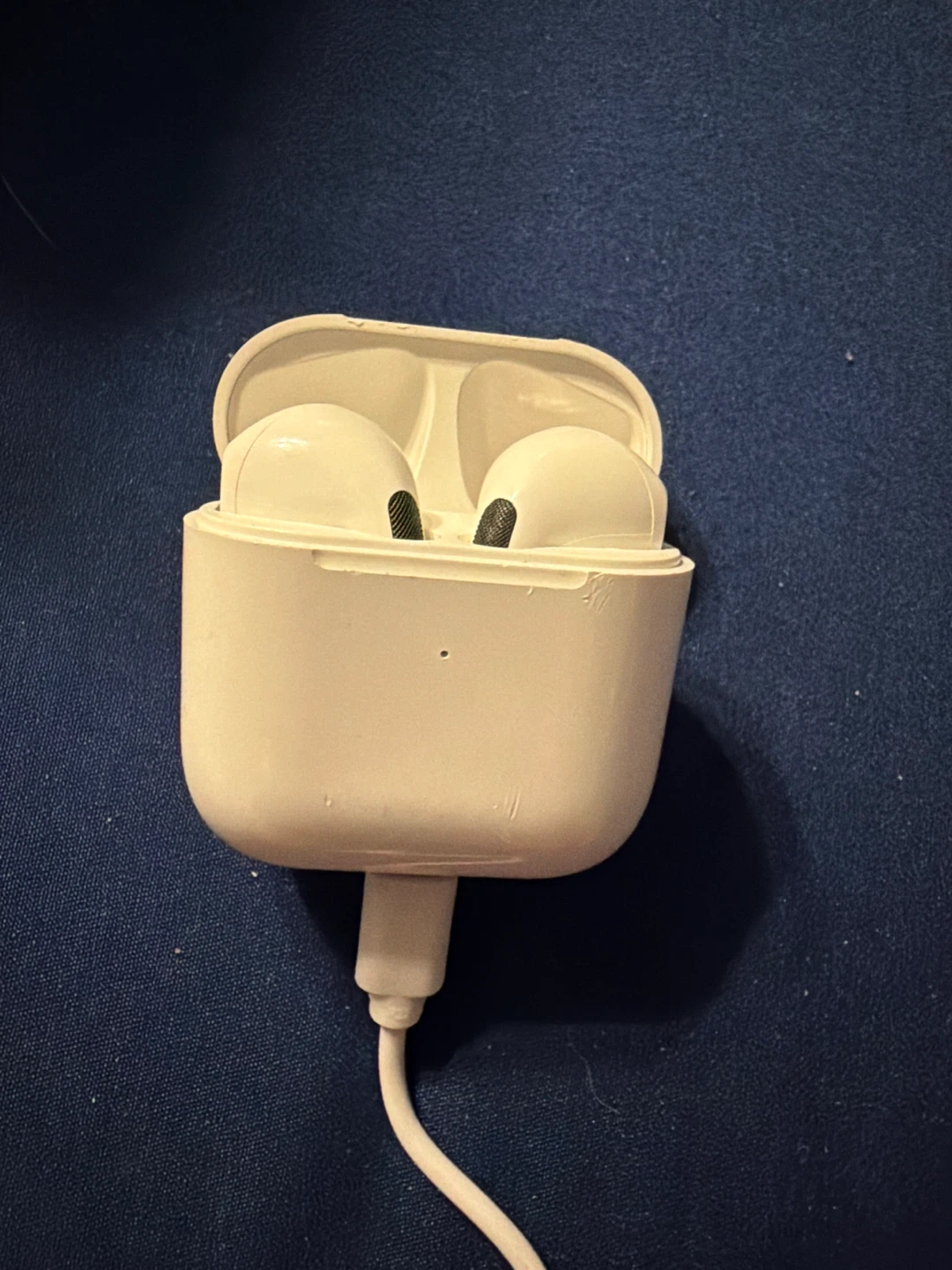 White Wireless Earbuds with Charging Case and USB Cable - photo 2