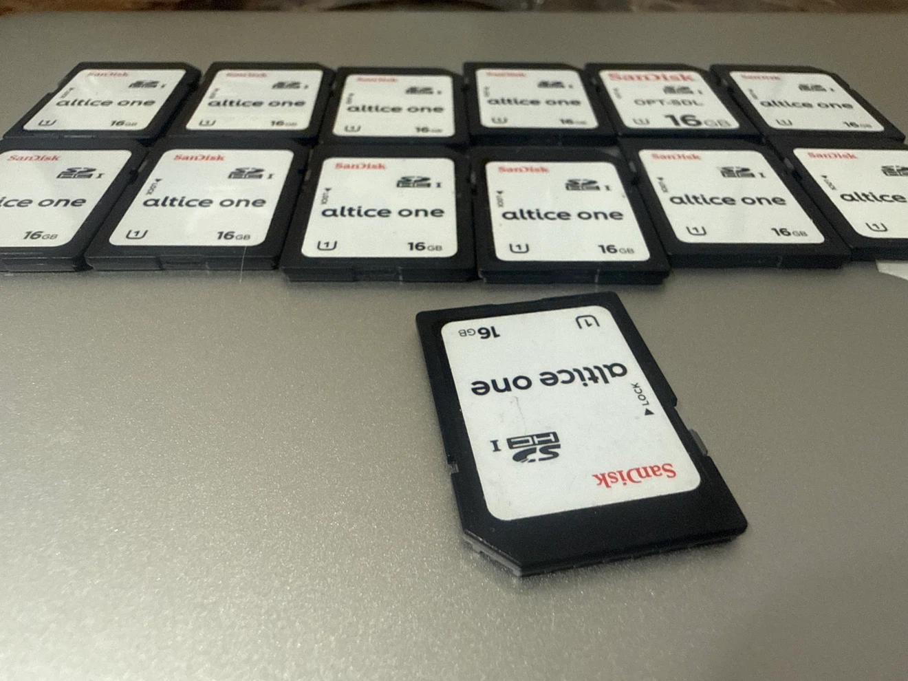 Lot of 13 SanDisk SD Cards - Altice One 16GB - photo 2