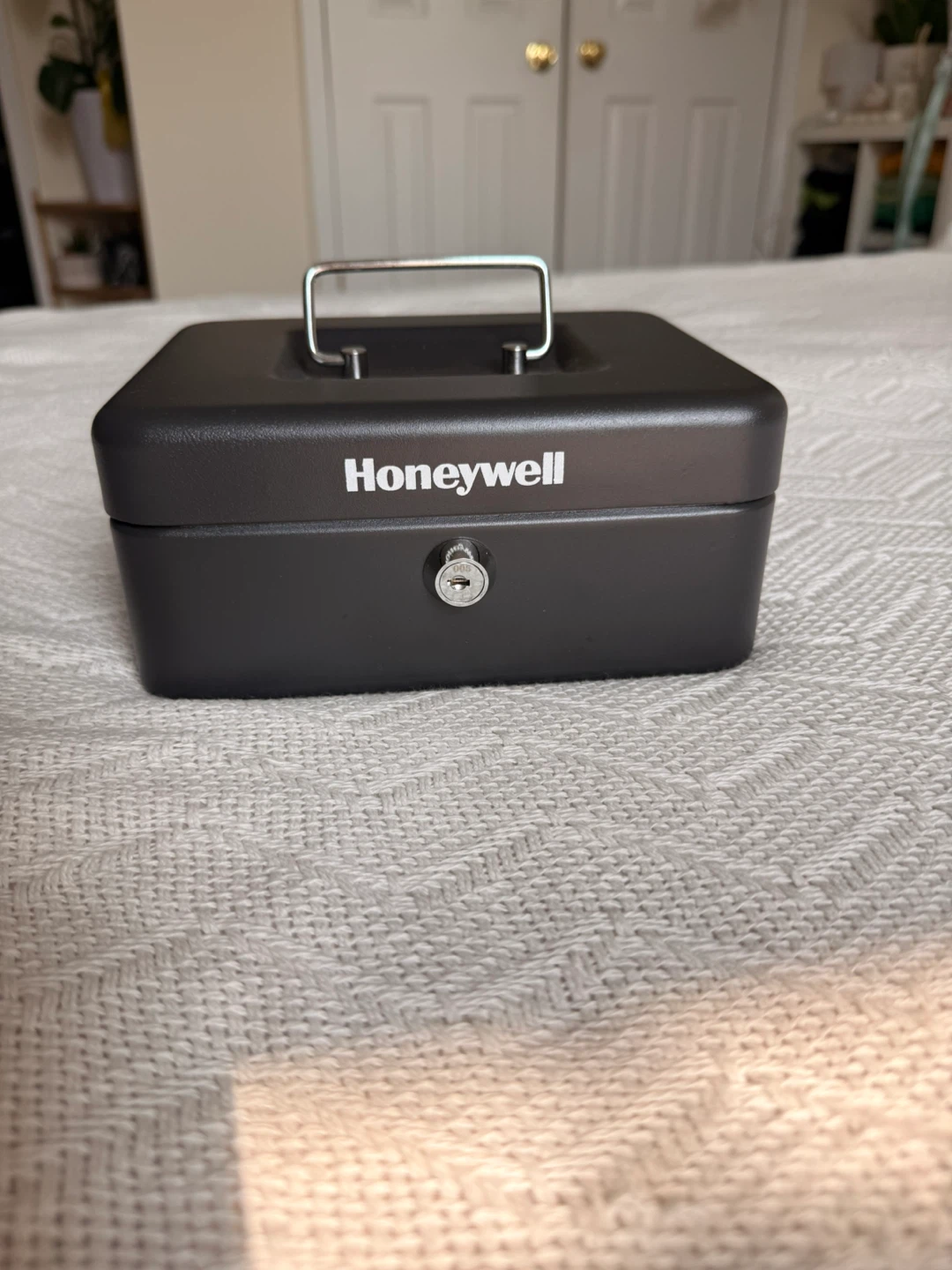 Honeywell Black Cash Box with Tray and Keys - photo 2