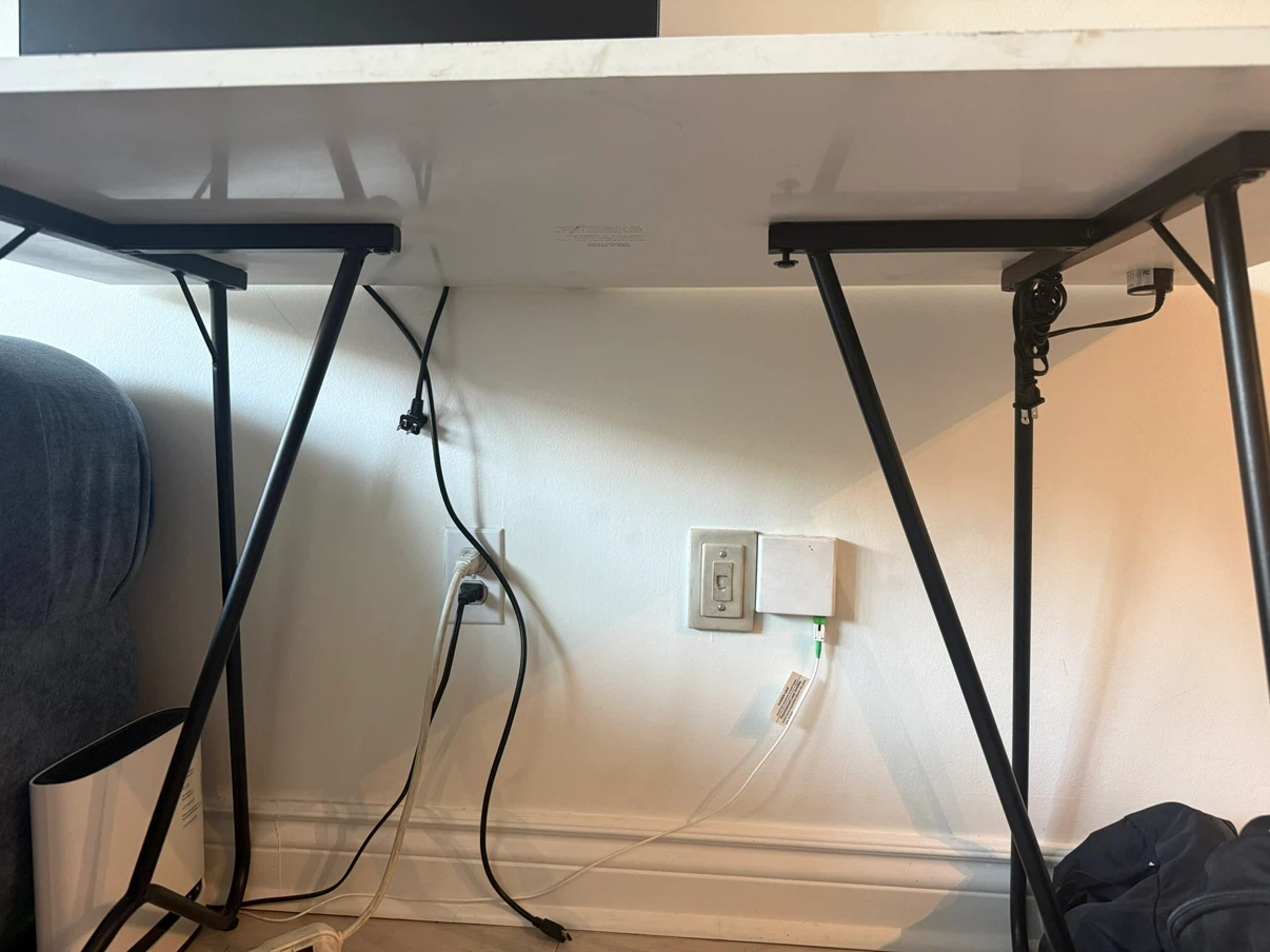 Desk with integrated charger - photo 3
