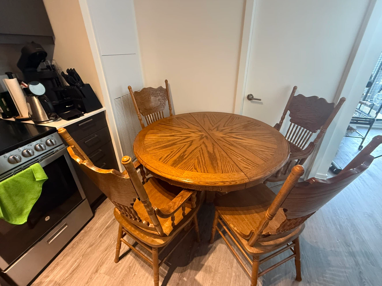 Beautiful Solid Oak Table with chairs and Leaf Extension
