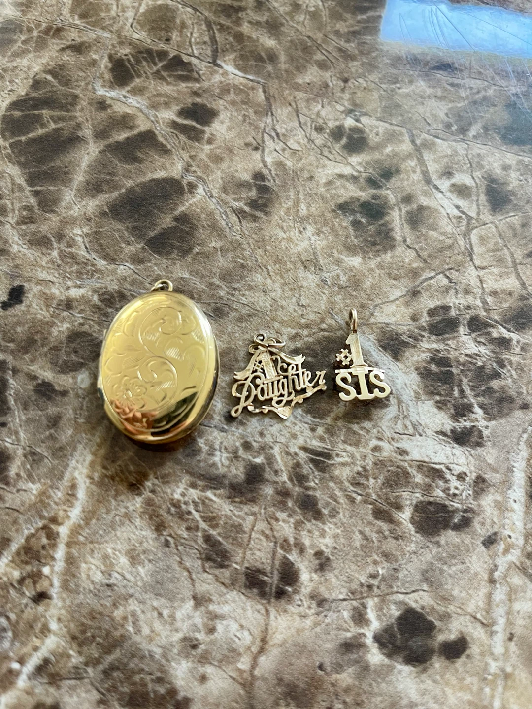 Vintage GOLD Tone Locket with Daughter and Sis Charms - photo 3
