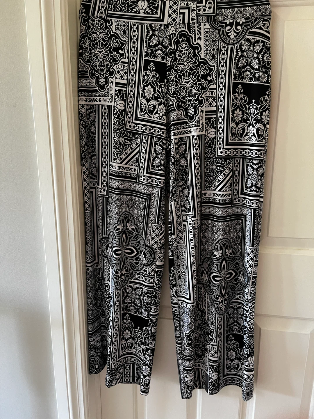 JM Collection Black and White Pattern Pants - Size M