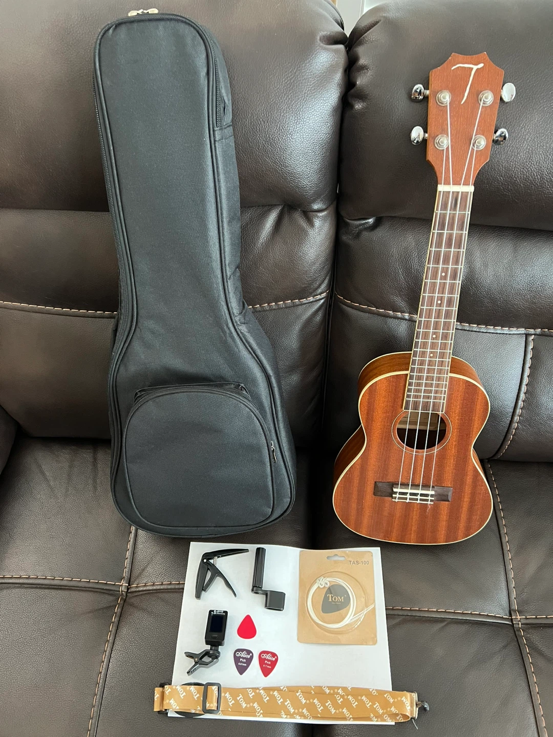 Tom 23” Ukulele ( bundle )