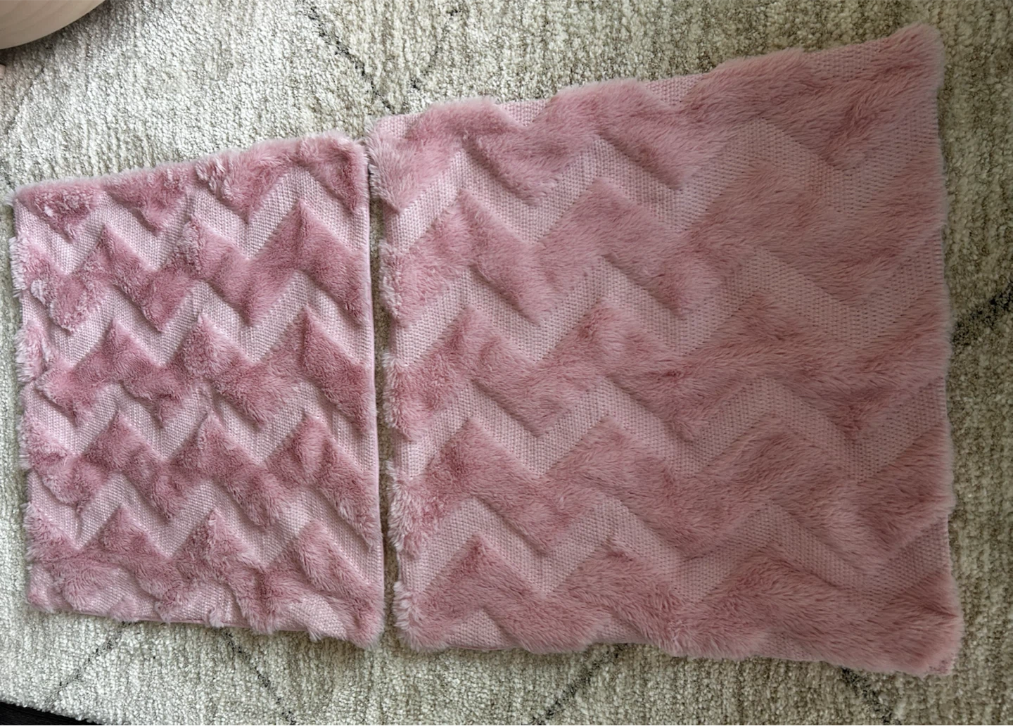 2 Pink Fur Throw Pillow Covers (42x42cm) - photo 2