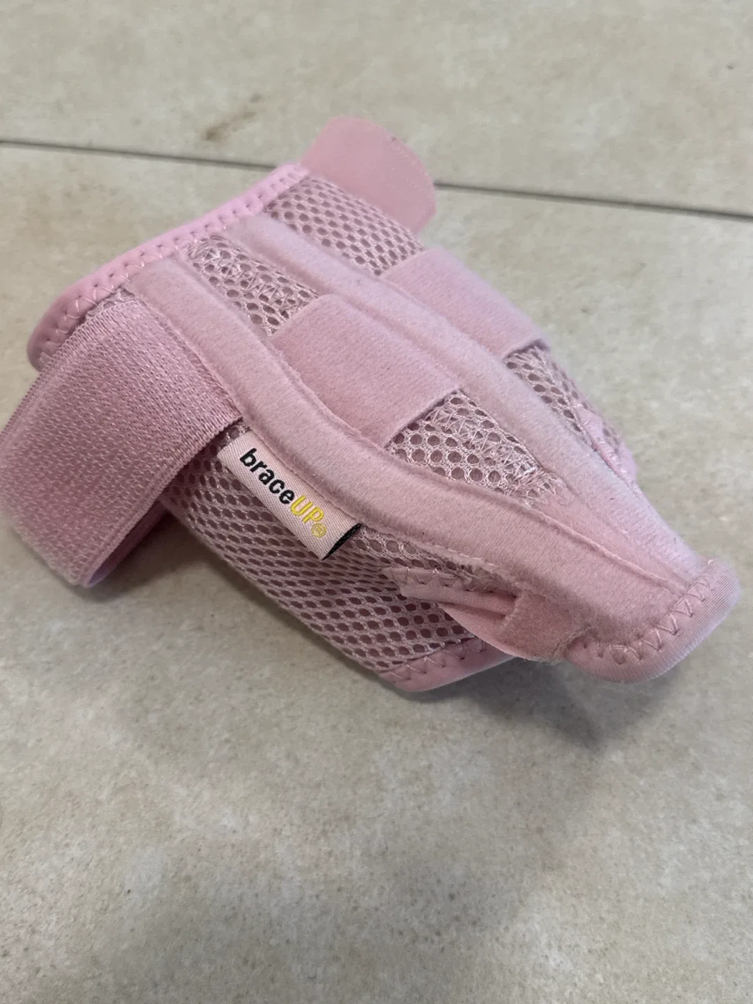 BraceUP Pink Finger Splint