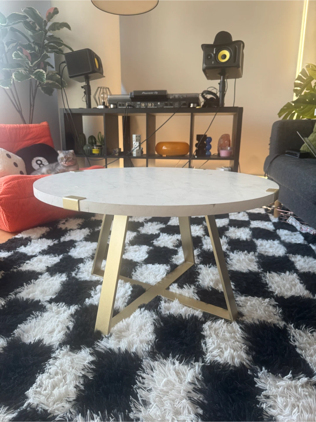 Round coffee table with gold legs MINOR DEFECTS