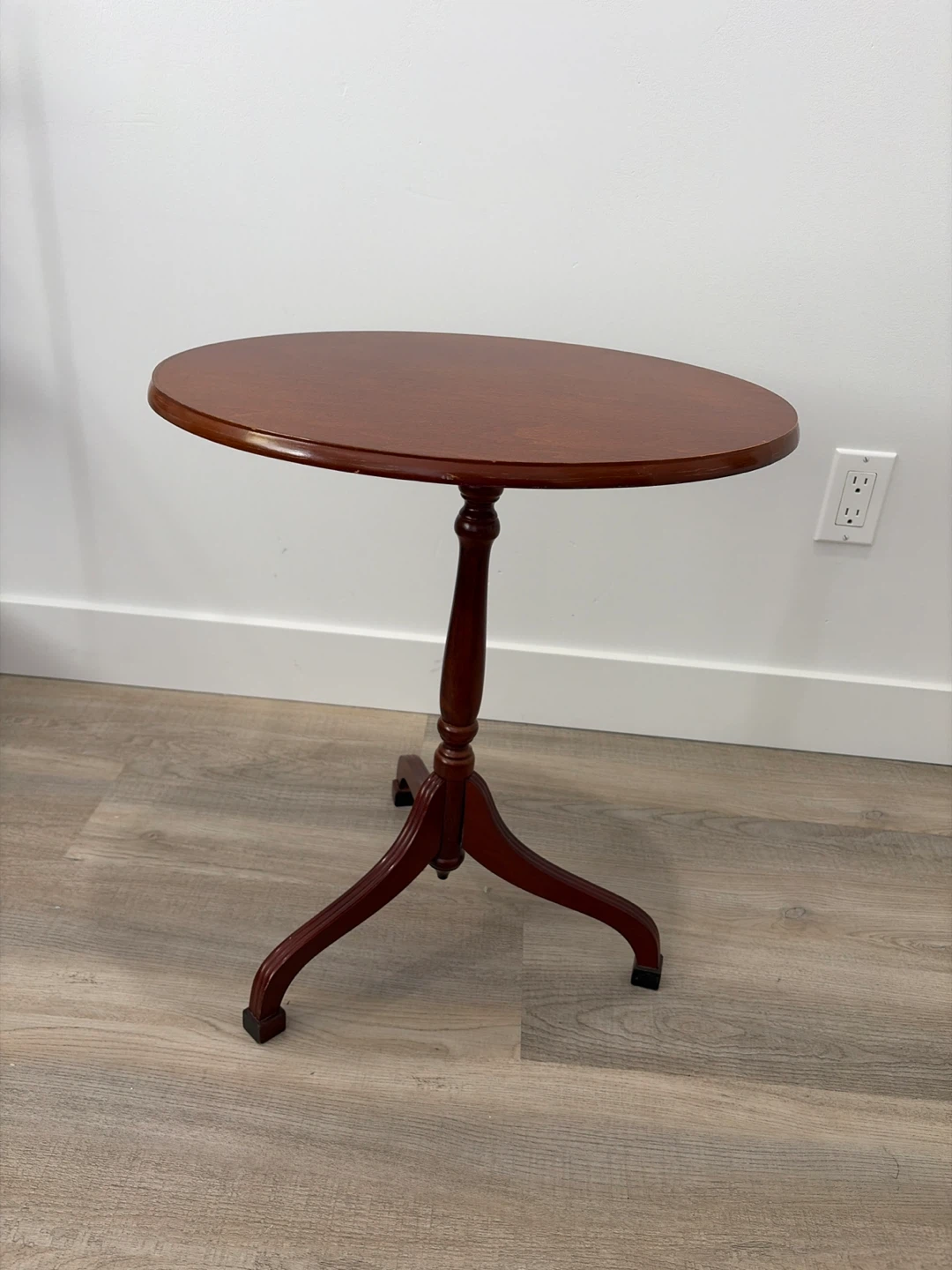 Vintage! Round Pedestal Accent Table - photo 3
