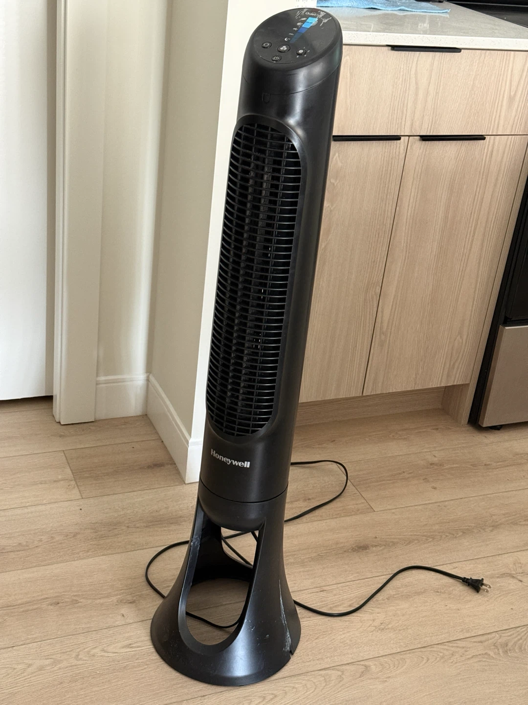 Honeywell Black Tower Fan - photo 3