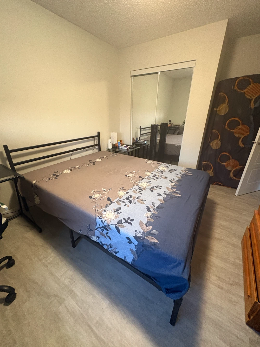 Bed with mattress - photo 2