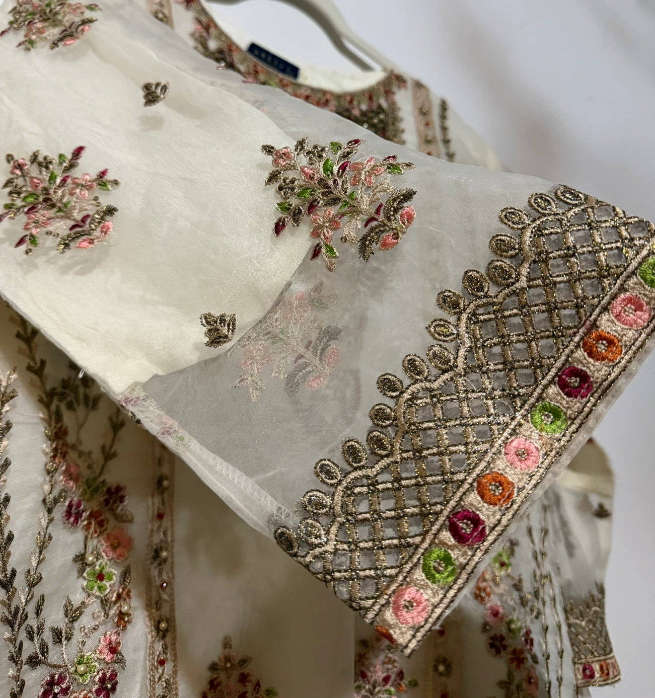 Areej embroidered kurti and pants set - photo 2