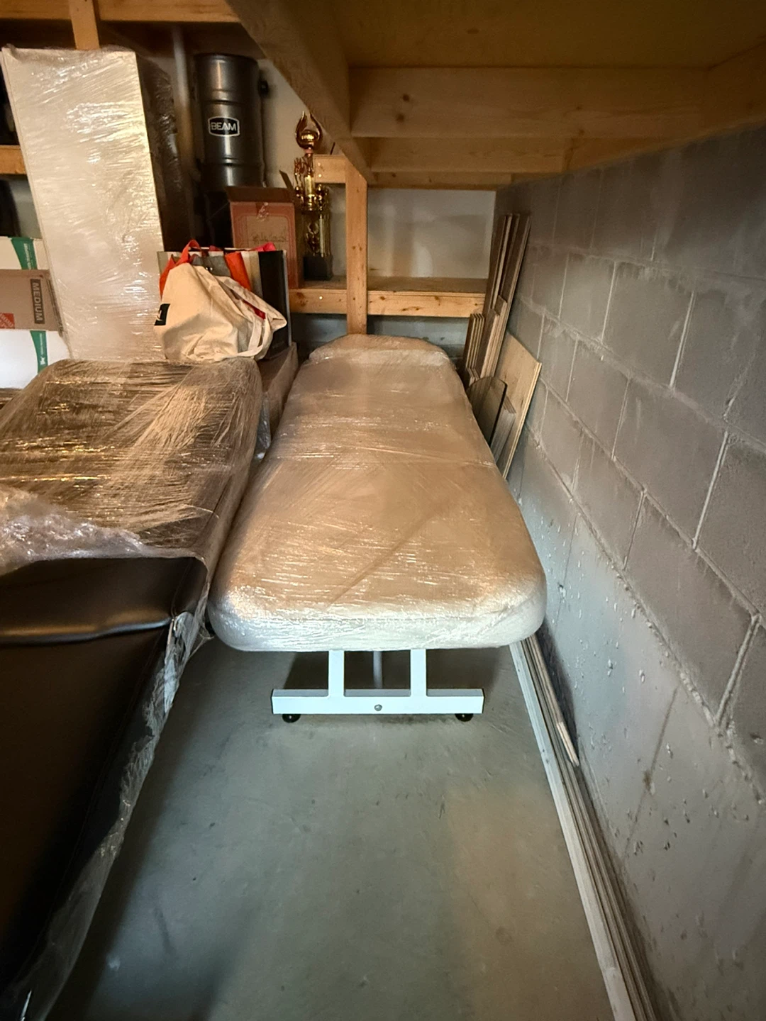 Adjustable Massage and Spa / beauty shop bed! Each $90 - photo 2