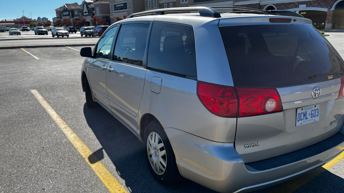 2009 Toyota Sienna LE 8 seater - photo 4