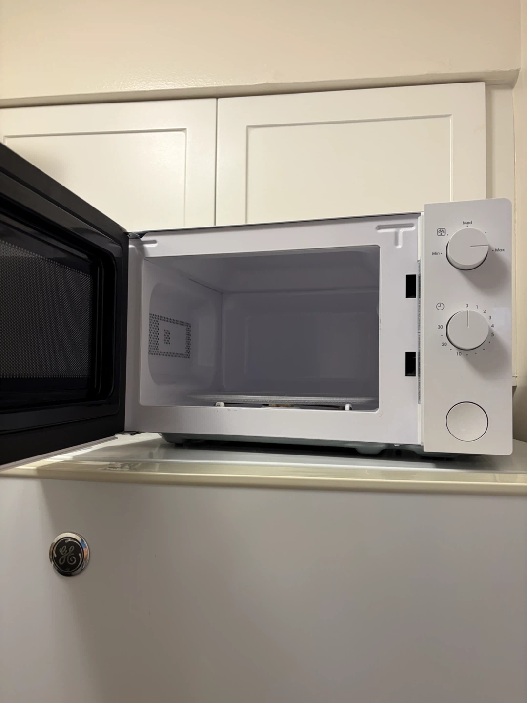 IKEA White Microwave - photo 2