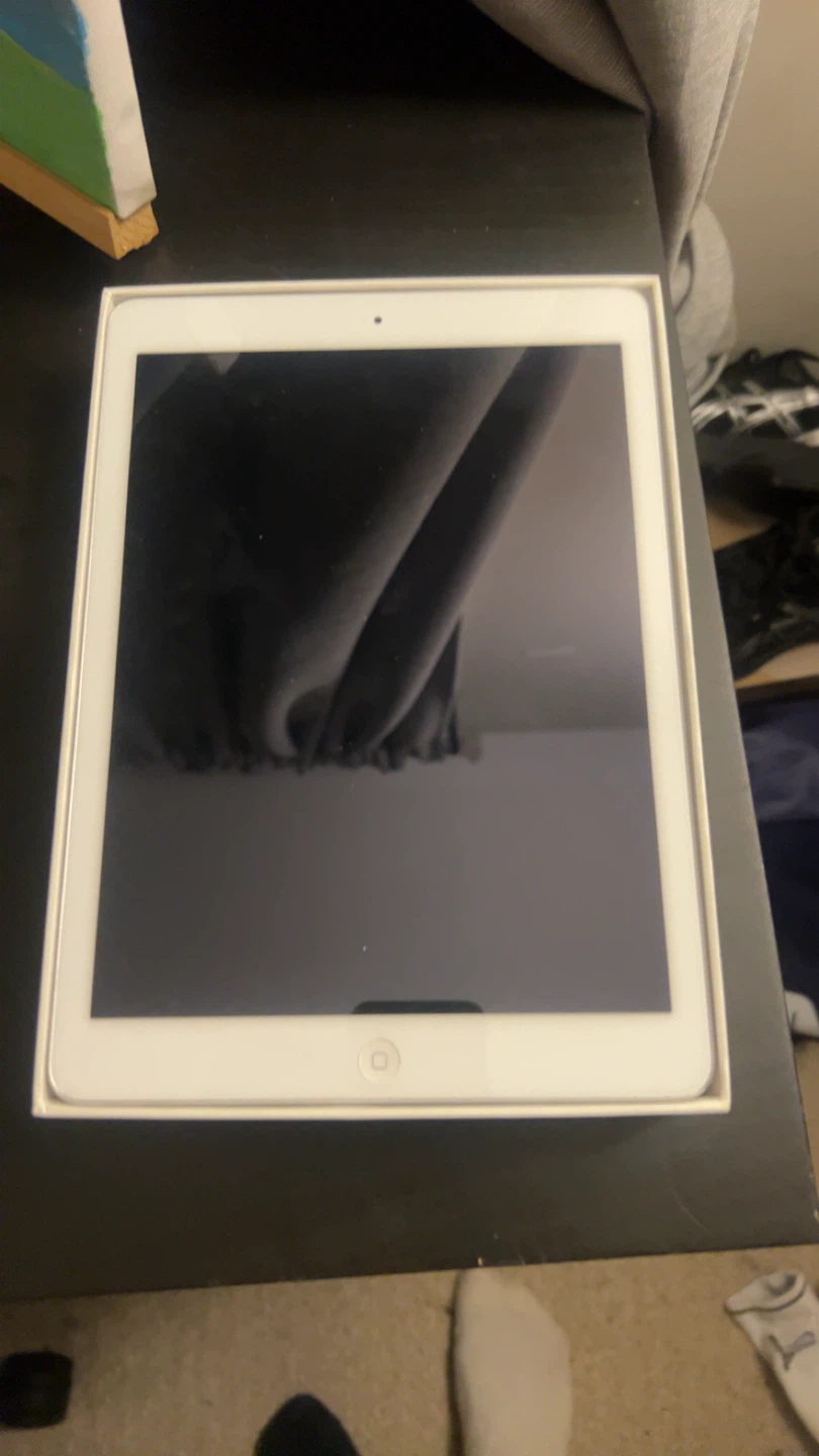 Apple iPad Air used like new - photo 2